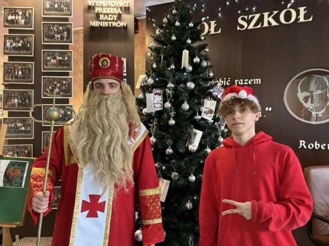 Mikołaj z pomocnikiem